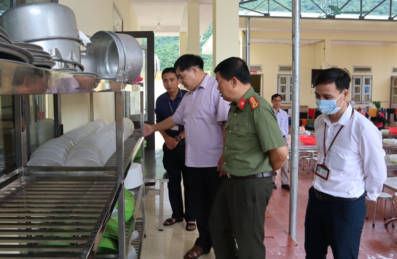 Đoàn công tác Ban Chỉ đạo liên ngành về VSATTP tỉnh kiểm tra đảm bảo VSATTP trên địa bàn xã Khoen On 